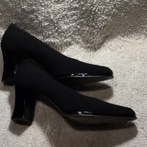 Pappagallo Faille Fabric & Patent Leather Pump - Picture 3 of 7